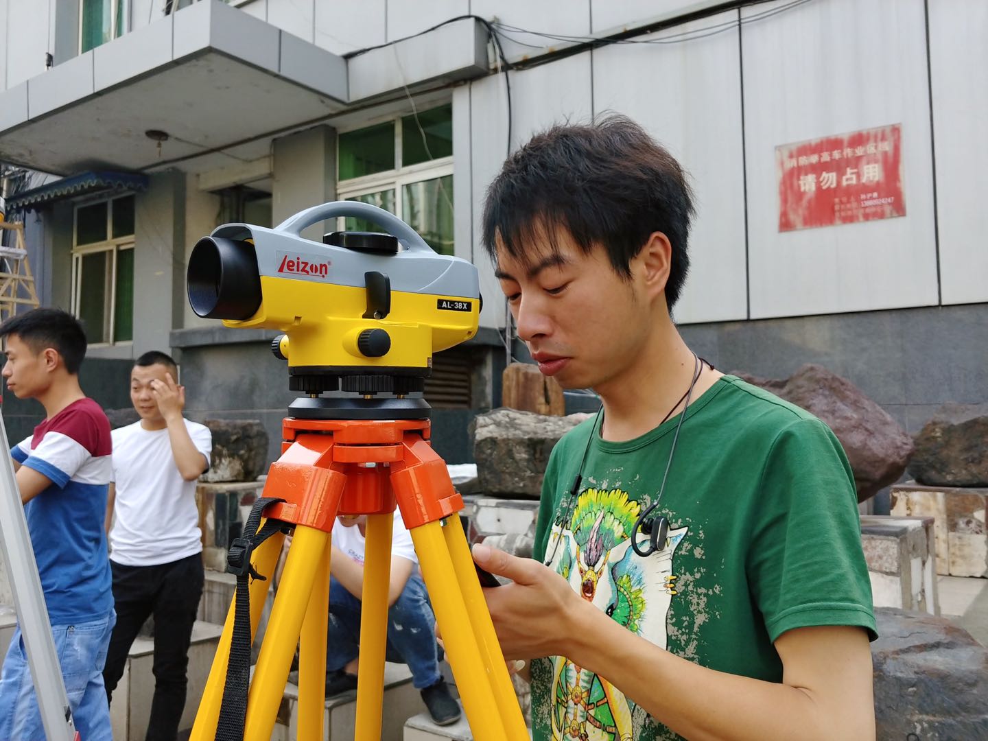 沉降位移觀測(cè)--沉降點(diǎn)是由施工單位按照設(shè)計(jì)圖紙的要求預(yù)留的或根據(jù)現(xiàn)場(chǎng)情況而選定的些特征點(diǎn)。般在鋼筋幫扎完畢后，先把盒子或沉降金屬棒放進(jìn)去，然后再合模版，澆筑。般都在構(gòu)筑物的外墻面或表面。墻面高度般在1米到2米之間，地面是不能碾壓位置。