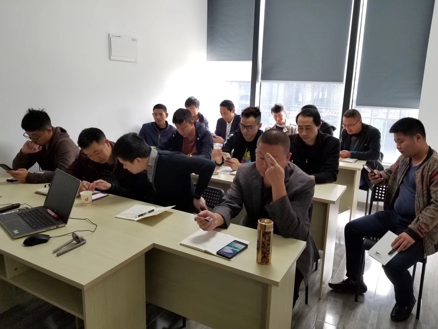 建筑資料員工作內(nèi)容是什么？--收集、歸檔整理各開發(fā)項目前期證照，合同等各類資料收集、歸檔整理各開發(fā)項目圖紙、配套、預(yù)決算等各類資料。