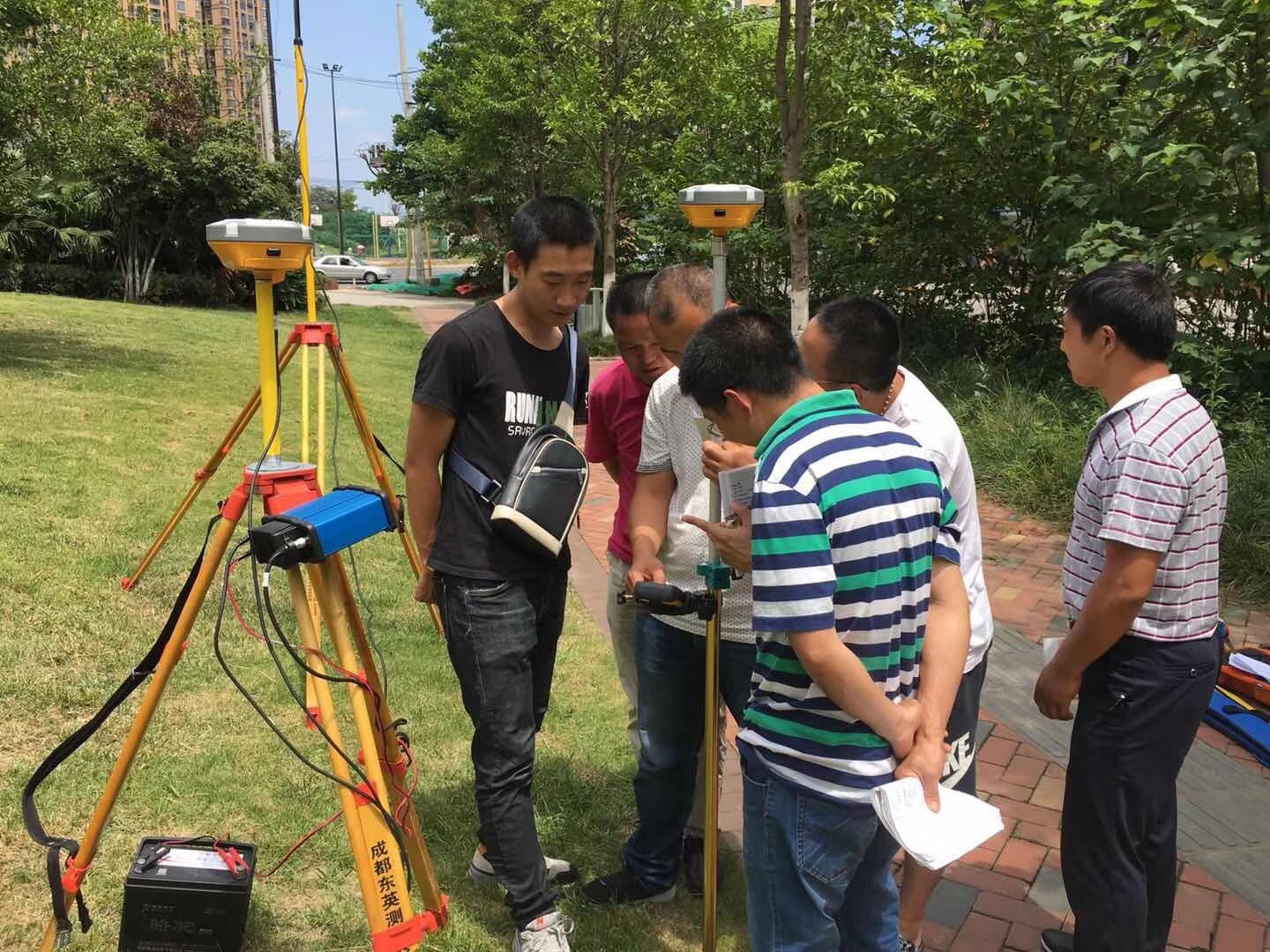 土建資料員的工作內(nèi)容：施工準(zhǔn)備需做哪些準(zhǔn)備呢？--現(xiàn)場(chǎng)準(zhǔn)備三通平、工程定位放線及復(fù)核、施工許可證申報(bào)、質(zhì)監(jiān)申報(bào)、臨時(shí)占用道路申報(bào)、現(xiàn)場(chǎng)文明施工圍蔽、臨施建造、材料、機(jī)具組織進(jìn)場(chǎng)。