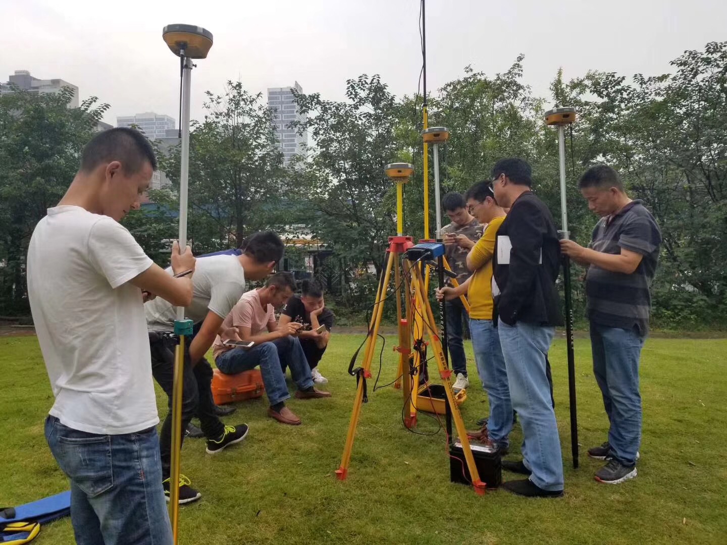 RTK的優(yōu)點(diǎn)--如果把RTK用在道路控制測量、電力線路測量、水利工程控制測量等則不僅僅可以減少人力強(qiáng)度、節(jié)省費(fèi)用，而且大大提高工作效率。