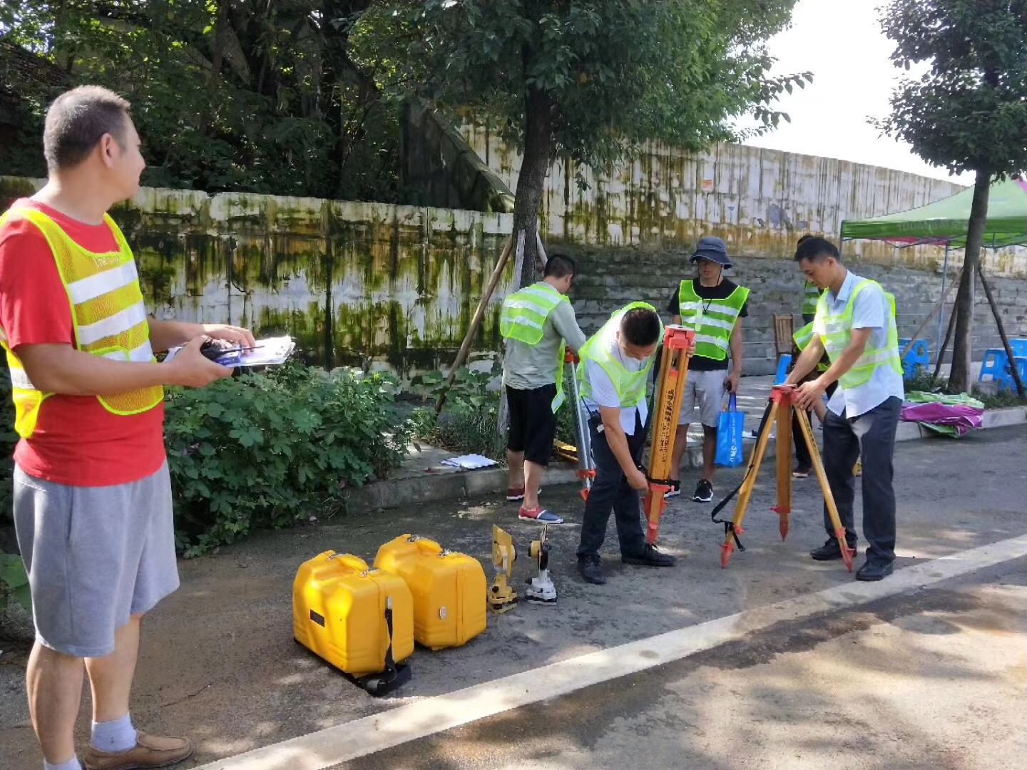 土建資料員的施工階段的工作內(nèi)容是什么？--進度控制根據(jù)合同工期及施工組織設計,分階段編制施工進度作業(yè)計劃,及時檢查計劃進度,及時調(diào)整計劃,協(xié)調(diào)土建與專業(yè)施工的協(xié)作配合。
