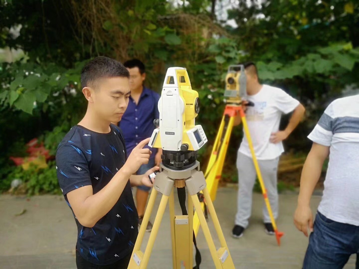 全站儀的使用和坐標(biāo)計(jì)算--儀器或棱鏡的溫度突變會引起測程的縮短，如將儀器從熱的汽車中取出，這時(shí)應(yīng)將儀器放置段時(shí)間使之適應(yīng)環(huán)境溫度，再開始測量。