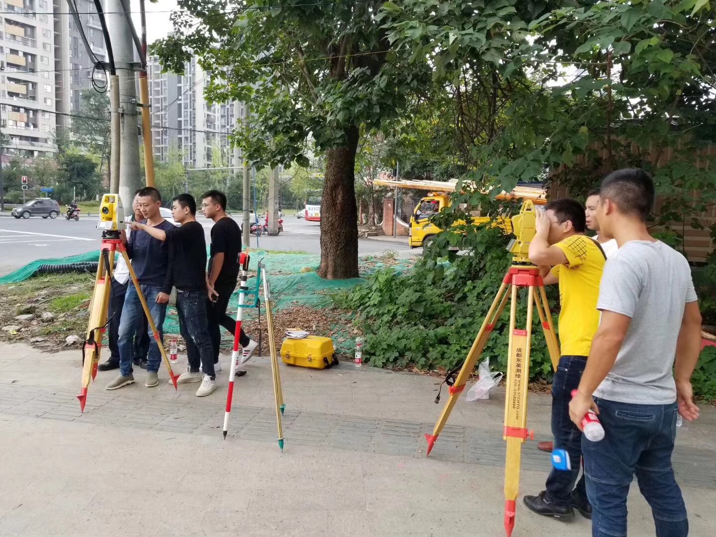 關于全站儀開機以及角度測量的步驟--我們要確認顯示窗中有足夠的電池電量，如果當顯示“電池電量不足”(電池用完)時，就需要及時更換電池并對電池進行充電。