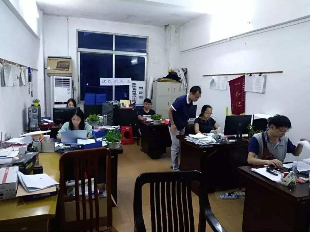 土建資料員在竣工驗(yàn)收階段的工作內(nèi)容：技術(shù)資料整理，其包括了施工日志、變更工程、施工驗(yàn)收及檢查記錄,材料試驗(yàn)報(bào)告,質(zhì)量檢查驗(yàn)收記錄,資料應(yīng)及時(shí)記錄及時(shí)簽證及時(shí)積累,及時(shí)整理。(注：技術(shù)資料是甲方用作核對(duì)結(jié)算的依據(jù),不容忽視。)